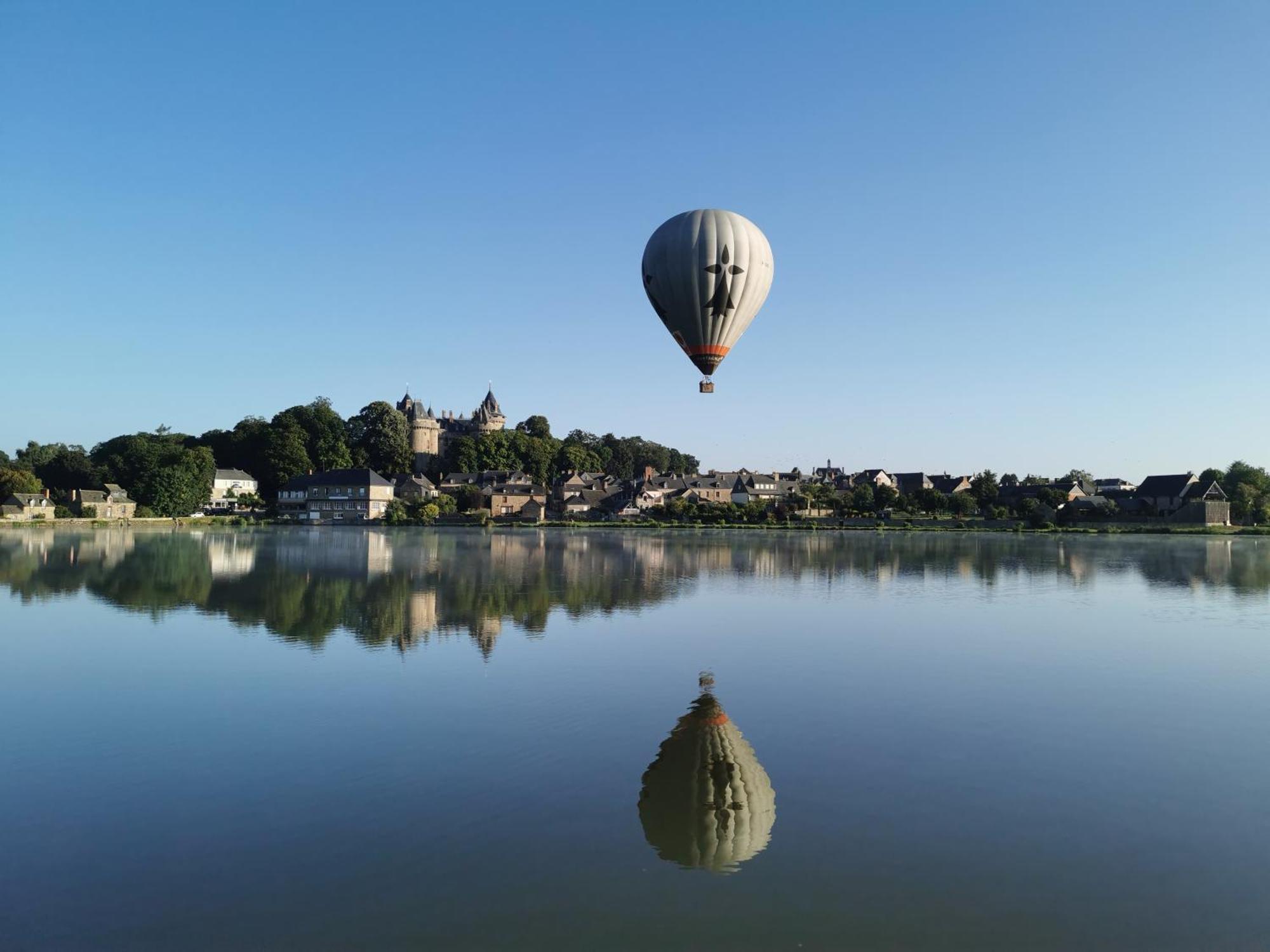Hotel Restaurant Du Lac Combourg Bagian luar foto